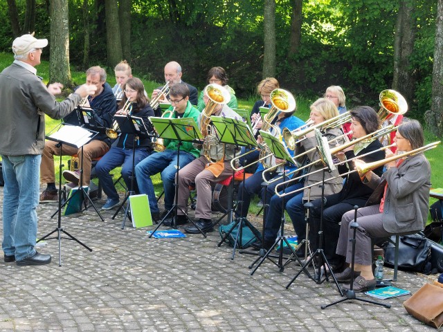 Der Posaunenchor, unter der Leitung von Dr. Hans-Martin Linsenmeyer, sorgt für die musikalische Begleitung.